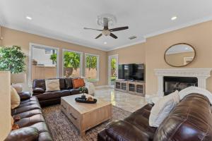 uma sala de estar com mobiliário de couro e uma lareira em Stunning Spacious Family Home in Natomas em Sacramento