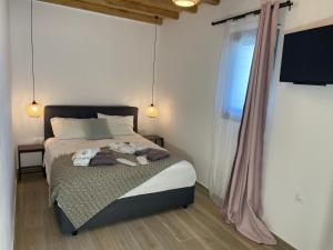 מיטה או מיטות בחדר ב-Mavrokastro