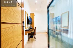 un pasillo de oficina con escritorio y puerta de cristal en HANZ Son Mi Hotel en Ho Chi Minh
