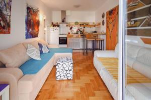 Lilis Artpartment في إيغالو: غرفة معيشة مع أريكة ومطبخ +11 صورة