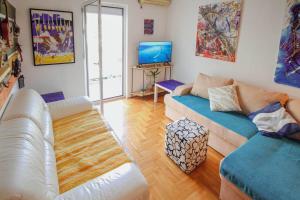 Lilis Artpartment في إيغالو: غرفة معيشة مع أريكة وتلفزيون