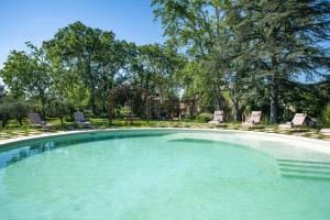 Bazén v ubytovaní Château de Sienne proche Avignon Orange 7 Chambres Piscine Rivière alebo v jeho blízkosti