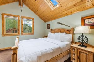 - une chambre avec un grand lit et une lucarne dans l'établissement Creekside Condos E by Estes Park Condos, à Estes Park