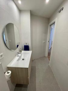 W białej łazience znajduje się umywalka i lustro. w obiekcie Alfonso I el Batallador w Saragossie