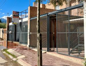 um edifício com um portão com uma cerca em Departamentos "La Perla" em Andalgalá