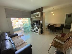 ein Wohnzimmer mit Couch und ein Esszimmer in der Unterkunft A15 - APARTAMENTO 2 DORMITÓRIOS NO CENTRO DE BOMBINHAS ALUGUEL DE TEMPORADA in Bombinhas