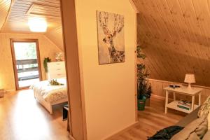 um quarto com uma cama e uma fotografia de um veado na parede em Ośrodek Wypoczynkowy LINY em Kargowa
