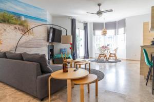 マルベーリャにあるAB Properties - Design Penthouse Duplex Marbella - 3 mn to Puerto Banus and Beach - Golden Mile - Pool and Tropicalのリビングルーム(ソファ、テーブル付)