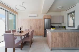 Kuchyň nebo kuchyňský kout v ubytování NEW 2BR Townhouse in Luxury Resort Pool & Beach