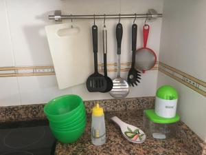 un bancone da cucina con utensili da cucina sul muro di BRISA de MAR a Moncófar