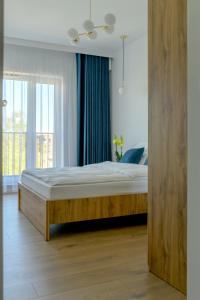 ein Schlafzimmer mit einem großen Bett in einem Zimmer in der Unterkunft Apartament Sonata in Zielona Góra