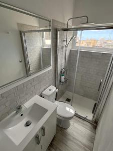 een badkamer met een wastafel, een toilet en een douche bij Santa Cruz Luxury Low-Cost Apartment with Terrace & Views in Santa Cruz de Tenerife