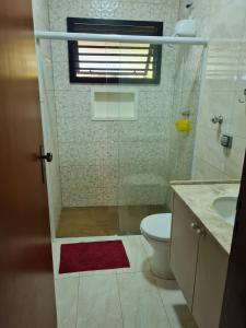 bagno con servizi igienici, lavandino e finestra di Chácara Santo Antonio a Brotas