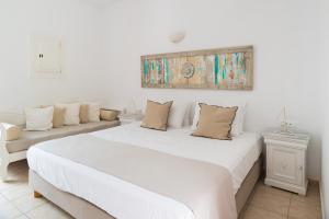 Cama ou camas em um quarto em Rhenia Hotel
