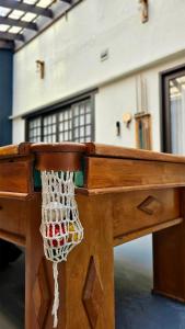una red de baloncesto colgada de un banco de madera en Beach Guest House - GMT, en Río de Janeiro