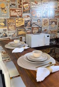 een tafel met borden en een magnetron bij Chalés Peterli 2 in Venda Nova do Imigrante