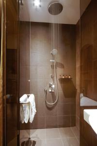 een badkamer met een douche en een wastafel bij Hotel Yan in Singapore