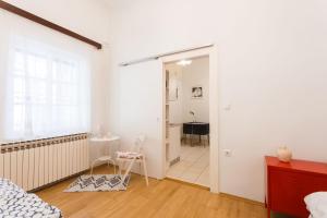 Televízia a/alebo spoločenská miestnosť v ubytovaní Park Guest House By Blueapartments