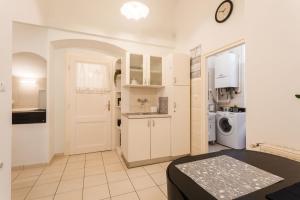 Kuchyňa alebo kuchynka v ubytovaní Park Guest House By Blueapartments