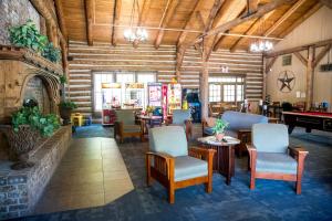 een kamer met tafels en stoelen en een pooltafel bij Carowinds Camp Wilderness in Charlotte