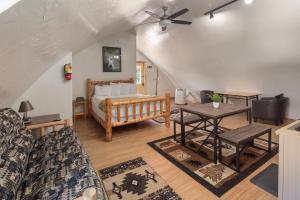 ein Wohnzimmer mit einem Bett und einem Tisch in der Unterkunft Sky Eco - Glacier General Store and Cabins in Coram