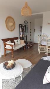 ein Wohnzimmer mit einem Sofa und einem Tisch in der Unterkunft Le Doux voyage T3, vue Mer, Wi Fi, PARKING gratuit in Toulon