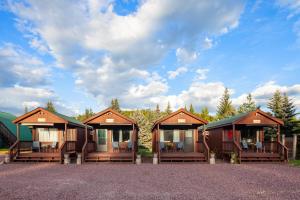 eine Reihe von Cottages auf einem Schotterparkplatz in der Unterkunft Sky Eco - Glacier General Store and Cabins in Coram
