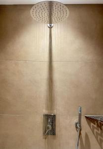 Una ducha con agua saliendo de ella en Sole Boutique Hotel en Vipiteno