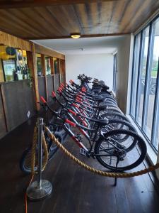 a bunch of bikes lined up in a room at Chalet Trigano 1-6 pers- 3 slaapk- 2 badk- Berging- Inchecken al vanaf 13 uur incl gebruik koffie en thee in Lauwersoog