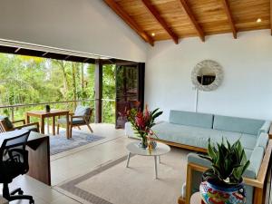sala de estar con sofá y mesa en Oxygen Jungle Villas & Spa, en Uvita