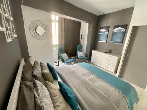 ein Schlafzimmer mit einem großen Bett und einem Spiegel in der Unterkunft Santa Cruz Luxury Low-Cost Apartment with Terrace & Views in Santa Cruz de Tenerife