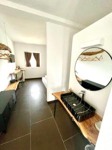 La salle de bains est pourvue d'un miroir et d'un lavabo. dans l'établissement Li Canali Reali, à Mesagne