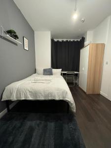 Deluxe Ensuite Double Room with Ensuite tesisinde bir odada yatak veya yataklar