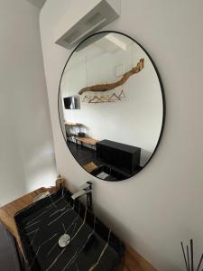 espejo en la pared de una sala de estar en Li Canali Reali, en Mesagne