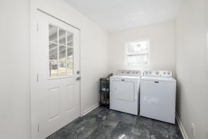 lavadero blanco con lavadora y secadora en Downtown Brevard, Franklin Park & College - Updated 3bd 2ba home, Pets ok, en Brevard