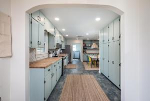 Köök või kööginurk majutusasutuses Downtown Brevard, Franklin Park & College - Updated 3bd 2ba home, Pets ok