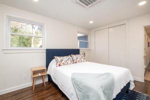 um quarto com uma cama e uma janela em Downtown Brevard, Franklin Park & College - Updated 3bd 2ba home, Pets ok em Brevard