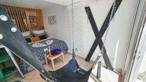 Piccola camera con letto e altalena. di CapSexy Port Nature Garden Naturist Village a Cap d'Agde Altre 9 foto