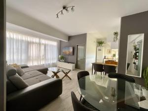 een woonkamer met een bank en een tafel bij Santa Cruz Luxury Low-Cost Apartment with Terrace & Views in Santa Cruz de Tenerife