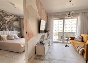 een slaapkamer met een bed en een woonkamer bij Clima Apartment III in Wrocław