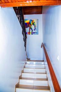 una scala con un dipinto sul muro di NETLUNA VILLA HOTEL a Kigali