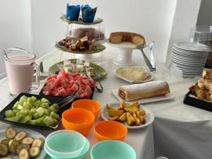 una mesa con muchos platos de comida. en Rincón del Mar Apart Hotel, Spa & Resort en Las Gaviotas