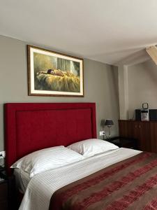 Postel nebo postele na pokoji v ubytování Epavlis Meteora Suites Hotel