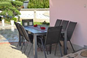 a blue table and chairs with a laptop on it at Villa Baldi -Apartmani Danny in Tar