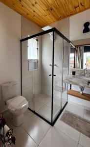 蒙特韦尔迪Vila Ninho da Maritaca的带玻璃淋浴和马桶的浴室 更多5张照片