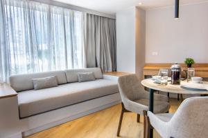 马尼萨莱斯Nodo Hotel的带沙发和桌子的客厅