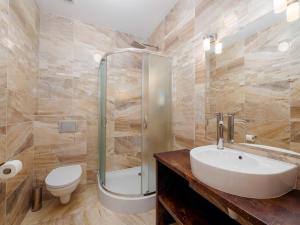 a bathroom with a sink and a shower and a toilet at Dom Wczasowy Gallus- pokoje z klimatyzacją in Krynica Morska