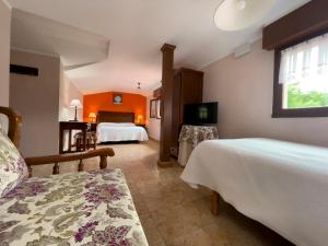 Santu Colás في Corao: غرفة نوم بسرير وتلفزيون في غرفة