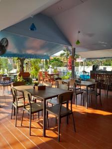 Restaurace v ubytování พลอยฟ้ารีสอร์ทเขาเต่า Ployfarresortkhaotao