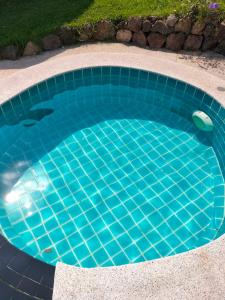 Bazén v ubytování พลอยฟ้ารีสอร์ทเขาเต่า Ployfarresortkhaotao nebo v jeho okolí